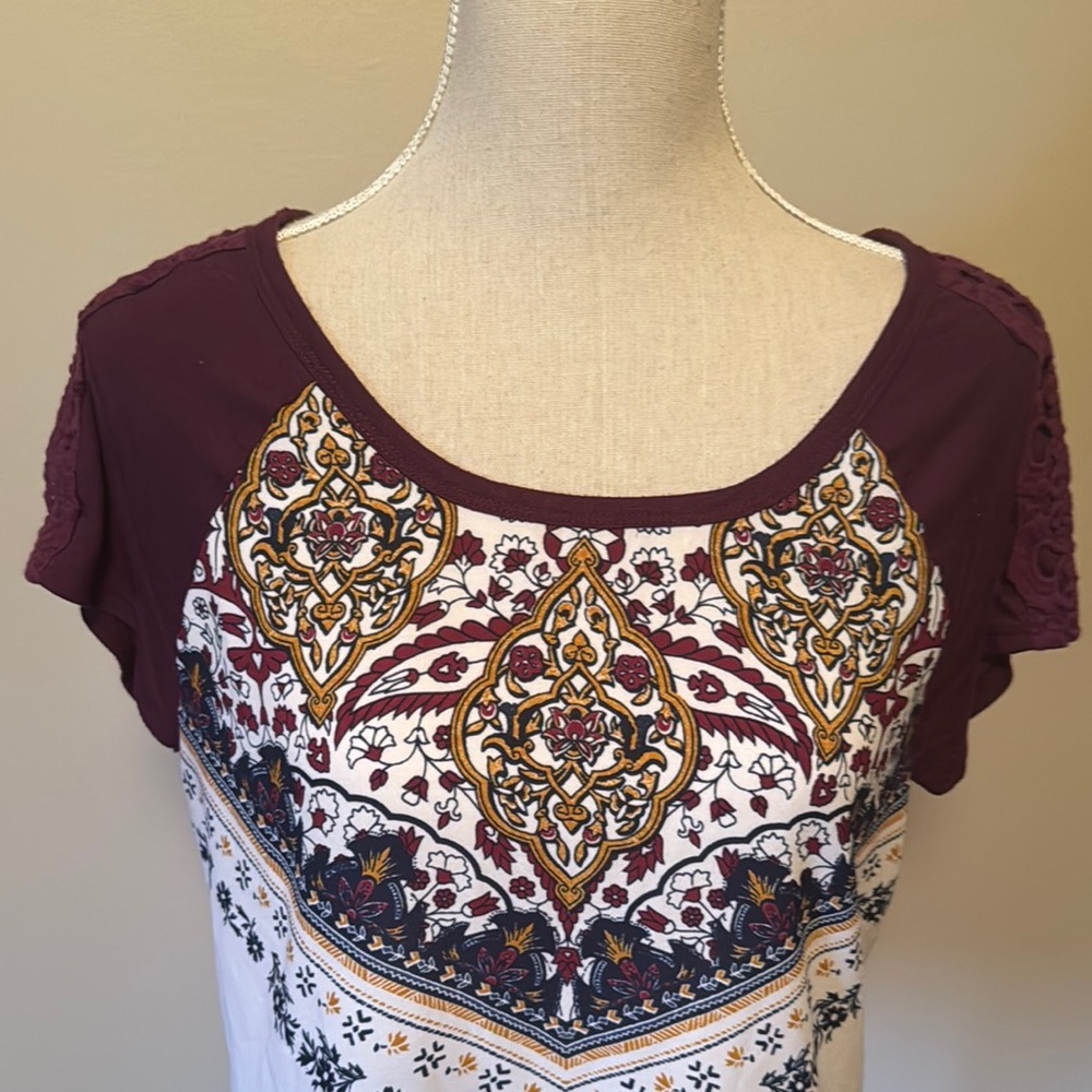 Maurices Red Graphic T-Shirt Short Sleeves - Picture 3 of 5
